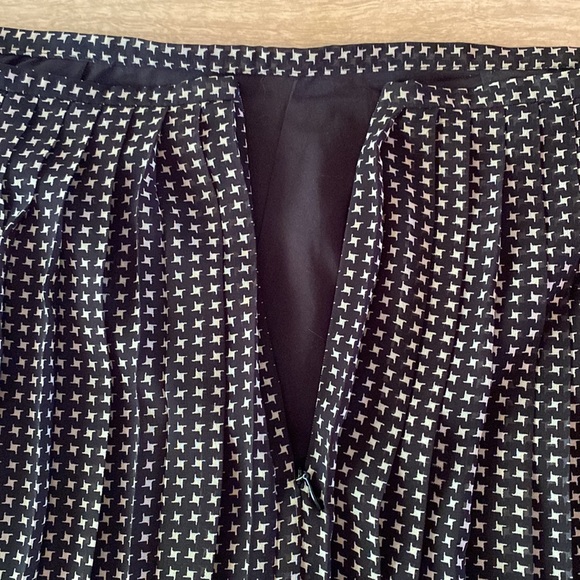 Madewell Pleated Black and Cream Mini Skirt Size 10 - Picture 3 of 3